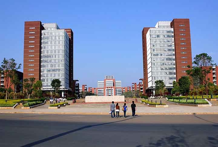 Apesar de ser considerada uma cidade fantasma, nos últimos anos mais gente tem começado a morar lá, especialmente depois da construção da linha de metrô que liga o distrito ao centro de Kunming. Reprodução: Flipar
