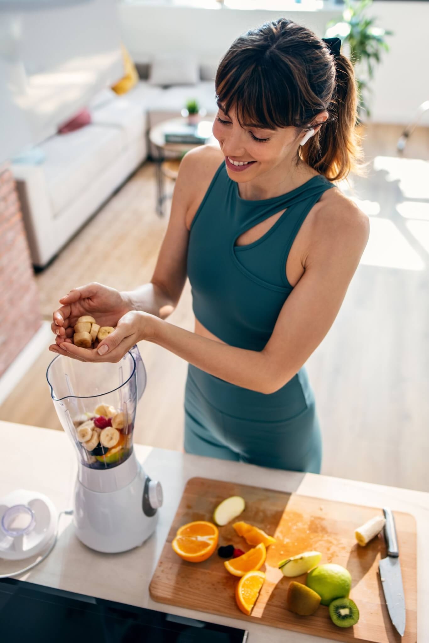 Você já deve ter escutado por aí que malhar sem se alimentar é uma grande furada, não é mesmo? Pois é, comer antes do treino é fundamental, principalmente se o seu objetivo é ganhar massa muscular. Por isso, a nutricionista Emanuelle Esteves e o personal trainer Vinícius Possebon indicam quais alimentos você deve incluir na dieta. Confira!  Reprodução: EdiCase