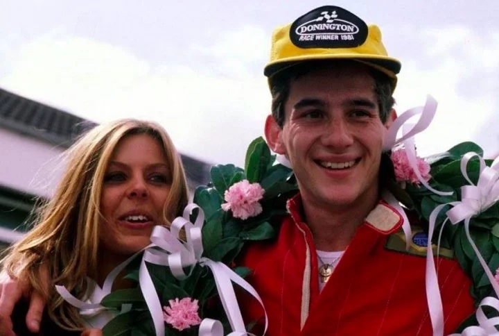 Na série, em exibição no Netflix, Wegmann, 29, interpreta Lilian de Vasconcelos, que foi casada com Ayrton Senna. O matrimônio durou apenas 16 meses e foi marcado pela dedicação intensa de Senna às corridas, o que o distanciava da vida familiar. Na trama, Gabriel Leone vive o piloto brasileiro.  Reprodução: Flipar