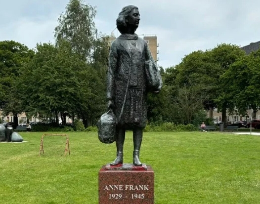 Anne Frank foi uma menina que sofreu os horrores do Holocausto imposto pelos nazistas e ganhou projeção mundial de importância histórica ao revelar sua situação num diário. Uma estátua dela fica em Amsterdã, na Holanda.  Reprodução: Flipar