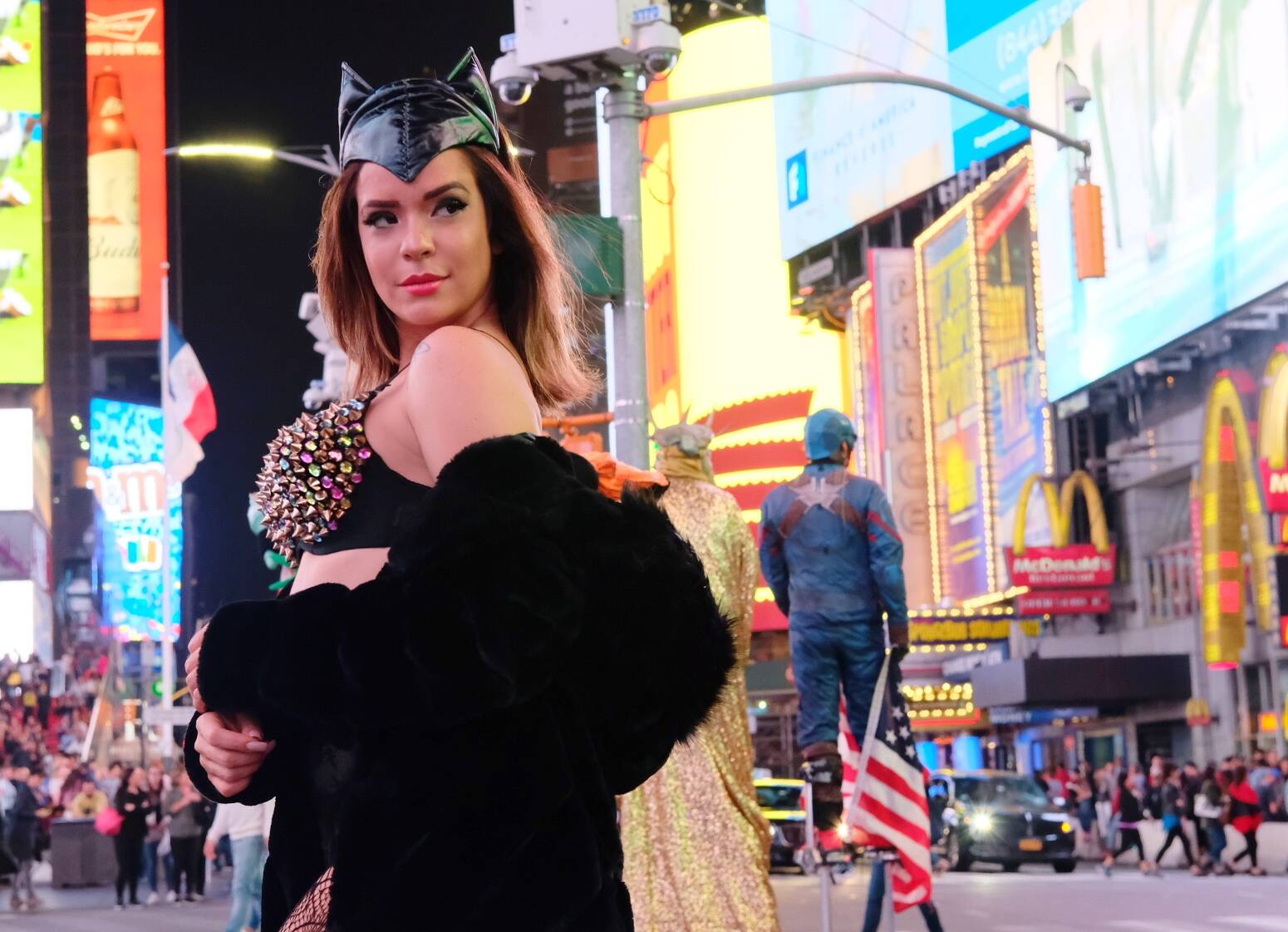 Encarnando uma Mulher-Gato para lá de provcante, Denise Dias seduz na Times Square. Foto: Sergio Bochert