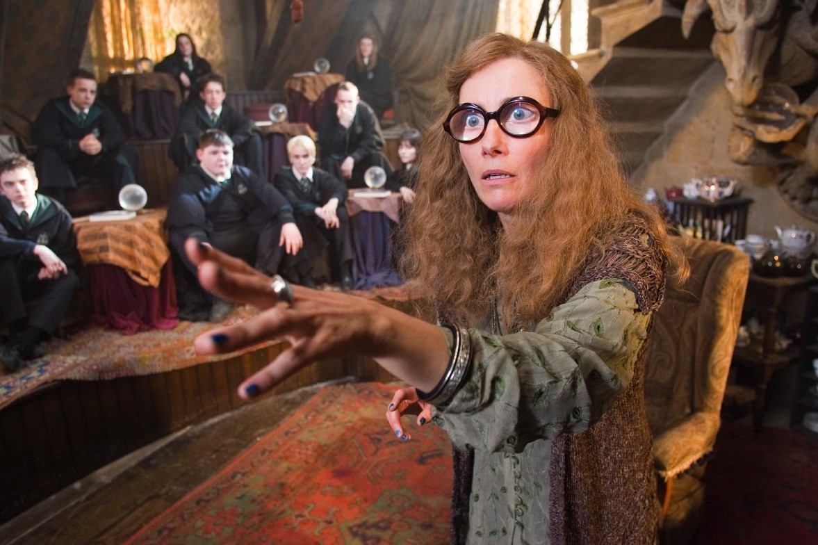 Sibila Trelawney (Emma Thompson) – Professora de Adivinhação excêntrica e dramática. Apesar de suas previsões duvidosas, é responsável pela profecia que liga Harry e Voldemort.
 Reprodução: Flipar
