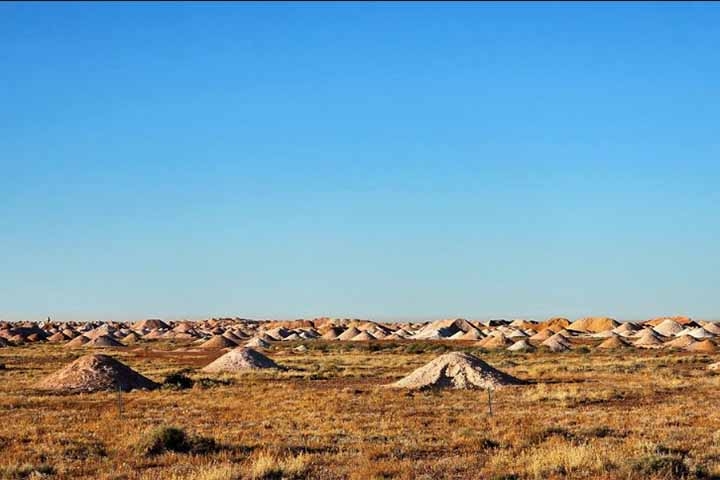 Esses poços, denominados dugouts, amenizam as temperaturas extremas de um ambiente desértico, tanto o calor quanto o frio, e tornam habitáveis as casas subterrâneas. 
 Reprodução: Flipar