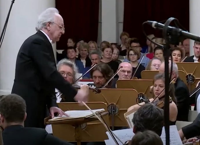 Com sua fundação em 1882, a Filarmônica de São Petersburgo carrega uma rica tradição de excelência musical. Considerada a mais antiga da Rússia, ela é renomada por suas interpretações de compositores russos clássicos, como Tchaikovsky. Reprodução: Flipar