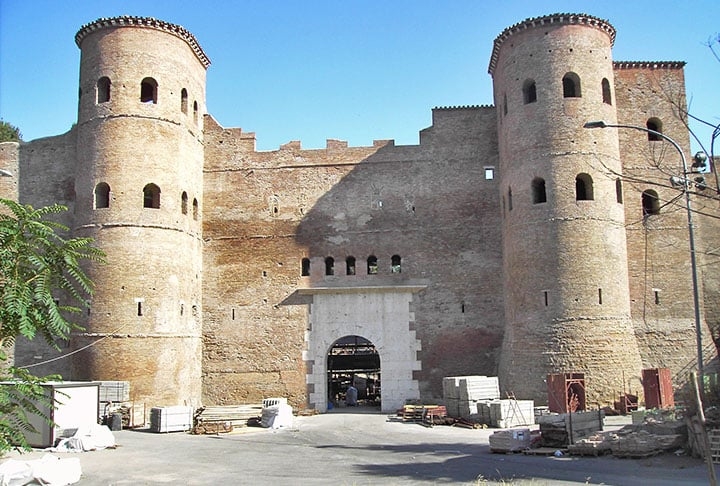 MURALHAS AURELIANAS - O imperador Aurélio pediu que muros fossem erguidos contornando Roma no ano de 270 devido às ameaças de ataques dos bárbaros. As ‘muralhas aurelianas’, com 12 dos seus 18 quilômetros preservados, podem ser percorridas a pé. Estão entre os principais monumentos da Roma Imperial.  Reprodução: Flipar