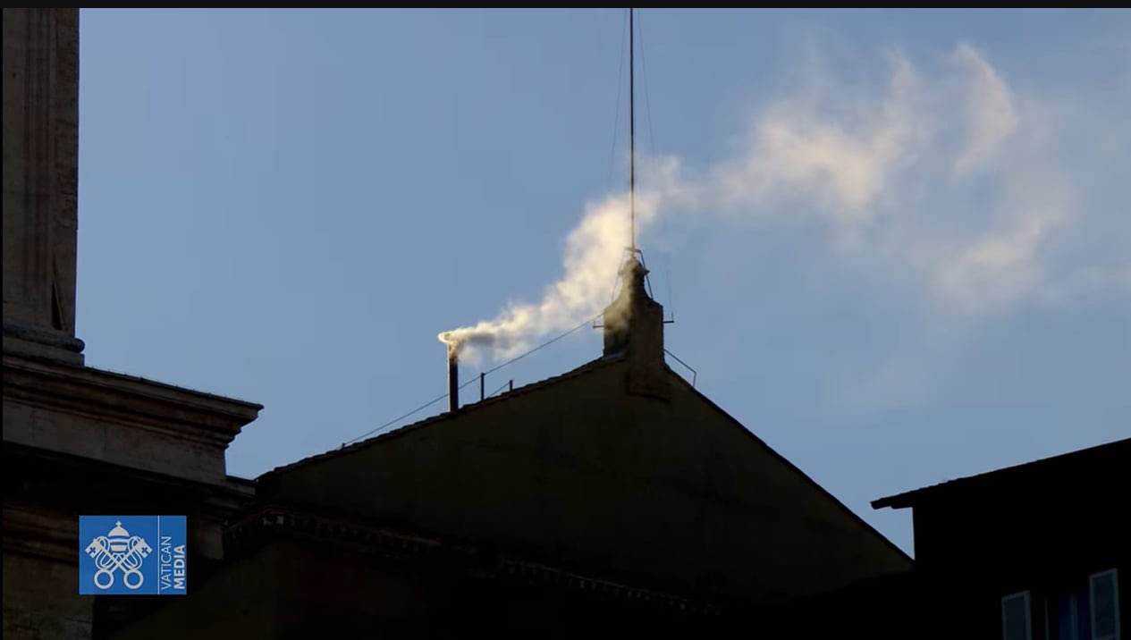 Fumaça branca da chaminé da Capela Sistina. Foto: Reprodução/Vatican Media