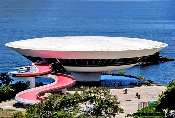 Foram necessários cinco anos para erguer a estrutura de quatro pavimentos, em uma praça de 2.500 m².  O museu tem vasto acervo de obras de arte modernas e promove atividades educacionais.   Reprodução: Flipar