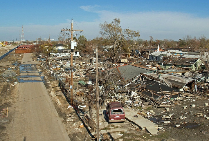 Katrina - Em 28/8/2005, o furacão que havia se formado no dia 23, atingiu seu pico. Os ventos de 280 km causaram devastação em Nova Orleans, EUA. Mais de um milhão de pessoas haviam sido evacuadas, pois houve alerta. Mas muitas insistiram em ficar em casa. Cerca de 1.800 morreram. 