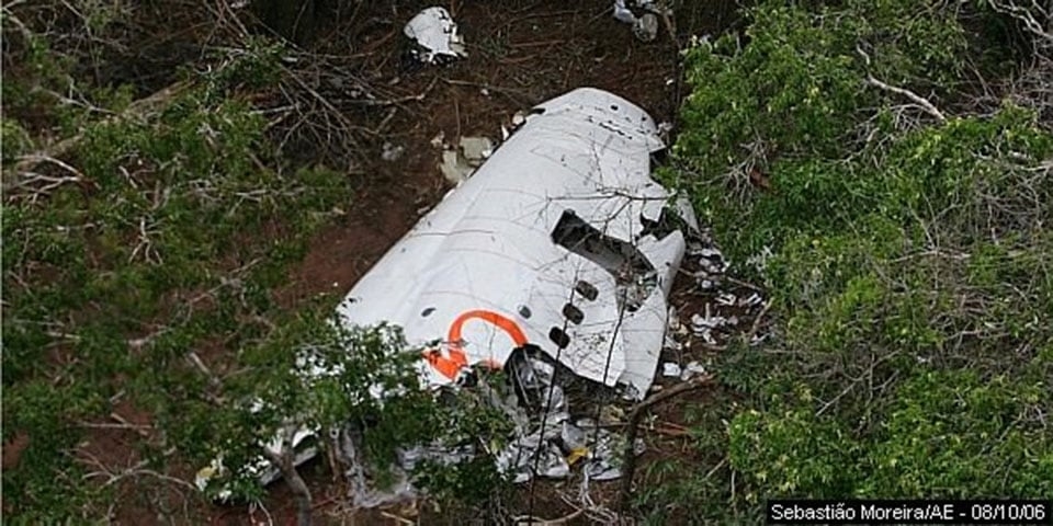 29/09/2006. Um avião da Gol que seguia de Manaus para o Rio de Janeiro com escala em Brasília, colidiu no ar com um Legacy da Embraer quando sobrevoava o Mato Grosso. O avião se despedaçou e caiu na Serra do Cachimbo. Os 154 tripulantes e passageiros morreram.  Reprodução: Flipar