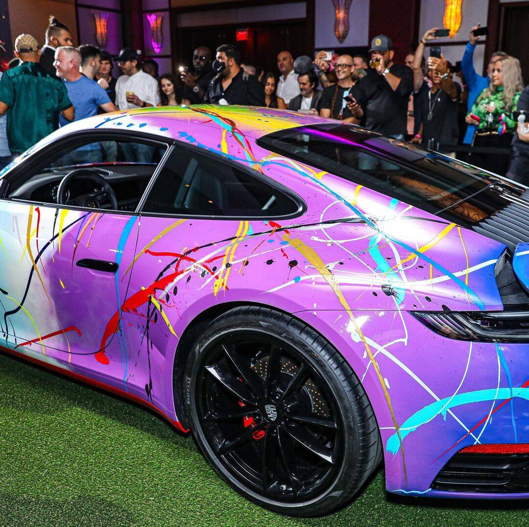 Porsche pintado à mão por Rich B. Caliente e com participação do rapper Rick Ross estará à venda no dia 4 de junho.. Foto: Divulgação