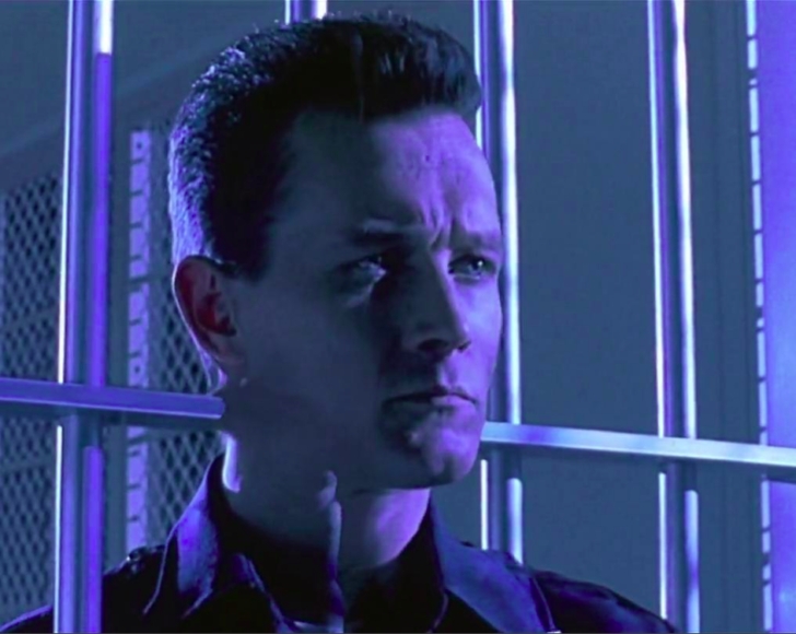 Eternizado pela interpretação de Robert Patrick, T-1000 era capaz de se regenerar e se adaptar às mais variadas situações. Com certeza foi um dos robôs mais marcantes da história do cinema! Reprodução: Flipar