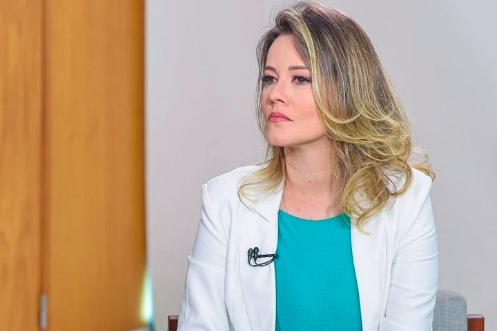 Depois de sofrer a pancada, a apresentadora se sentiu tonta e chegou a ser levada de ambulância. Ela sofreu apenas ferimentos leves. Reprodução: Flipar