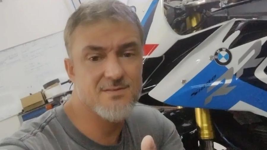 Daniel Cravinhos, hoje com 42 anos, também progrediu para o regime aberto e mudou o sobrenome para Bento. Ele trabalha como designer e customizador de motos esportivas na capital paulista.