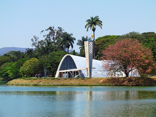 Em Belo Horizonte (MG), a beleza da Igreja de São Francisco de Assis chama atenção às margens da Lagoa da Pampulha. Na capela, Niemeyer fez experimentos com concreto armado, deixando de lado a laje sob pilotis, e criou uma abóbada parabólica em concreto, até então só usada em hangares.  Reprodução: Flipar