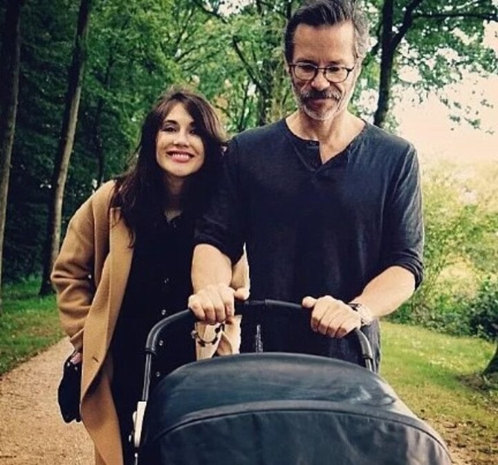 Pearce também teve um relacionamento com a atriz holandesa Carice van Houten (“Game of Thrones”), com quem teve um filho em 2016. 
 Reprodução: Flipar