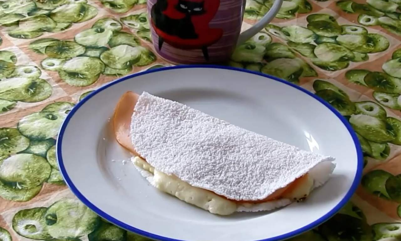 Tapioca recheada: Feita com goma de mandioca hidratada e recheada com opções doces ou salgadas, como queijo, coco e carne seca. É uma opção prática e versátil. Calorias: cerca de 150 kcal. Reprodução: Flipar