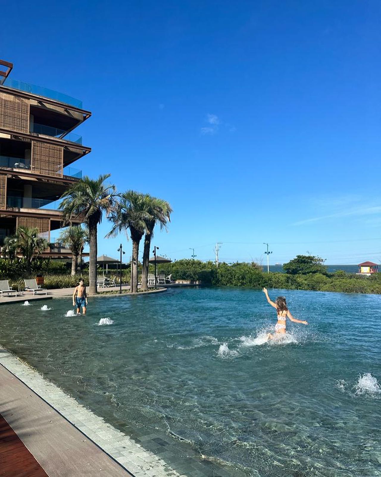 Vivian Lake se diverte na piscina em Santa Catarina Reprodução/Instagram 18.12.2022