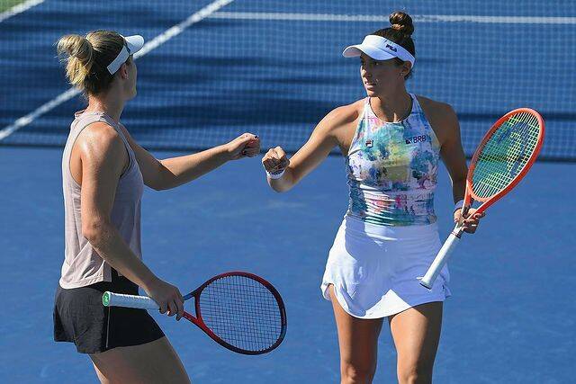 Luisa Stefani sofre lesão e abandona semi do US Open em cadeira de rodas