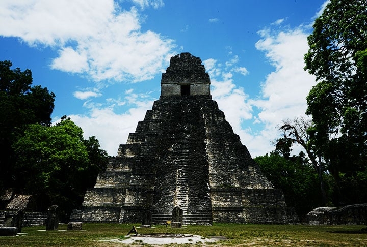 Templo do Grande Jaguar, Guatemala: É uma antiga estrutura maia localizada na cidade de Tikal, na atual Guatemala. Foi construído no período clássico maia, por volta do século VII d.C.. Reprodução: Flipar