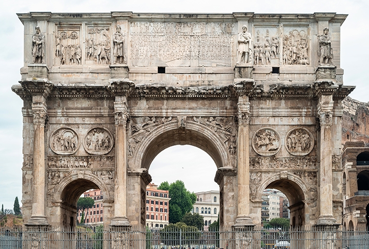 ARCO DE CONSTANTINO – ROMA, ITÁLIA - Construído em 315 d.C., homenageia a vitória de Constantino. É uma celebração da conversão do Império Romano ao cristianismo. Reprodução: Flipar