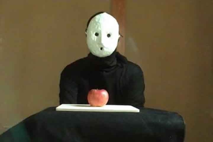 A estreia em inglês, no início de 2025, reafirmou o apelo global do autor misterioso, com narrativas que envolvem o leitor em um enigma de horror psicológico estruturado em histórias interligadas.
 Reprodução: Flipar