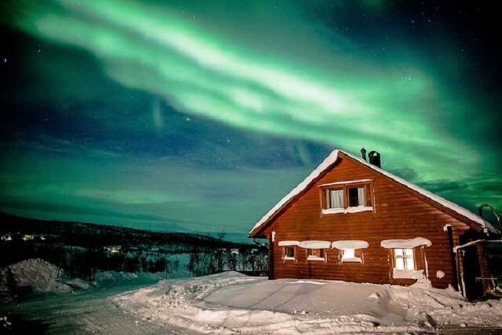 O fenômeno natural tem origem nas reações químicas oriundas do contato dos ventos solares com elementos presentes na atmosfera terrestre, produzindo diversas formas luminosas no céu.