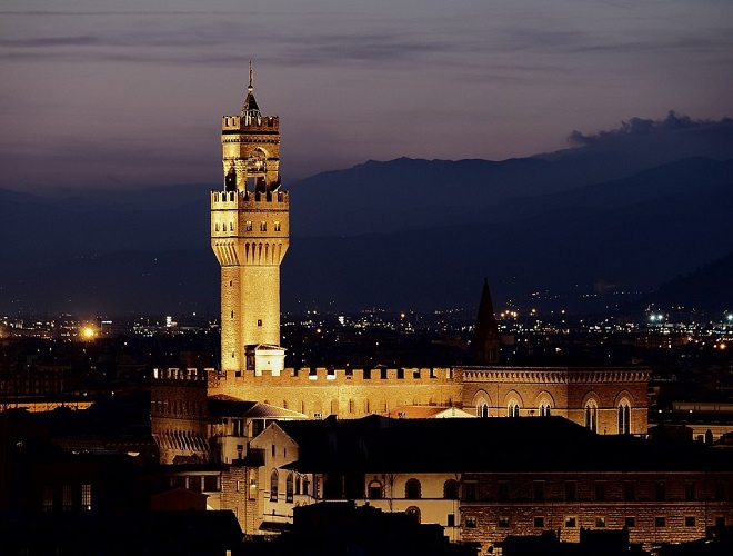 Palazzo Vecchio (1299): A antiga sede do governo florentino, o palácio medieval ainda funciona como prefeitura e abriga um museu com obras de arte renascentistas Reprodução: Flipar