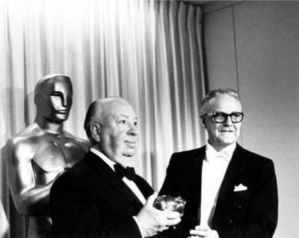 Apesar de ser nomeado cinco vezes ao Oscar de Melhor Diretor, Hitchcock nunca o ganhou. Ele recebeu um Oscar honorário em 1968 por sua contribuição ao cinema. Reprodução: Flipar