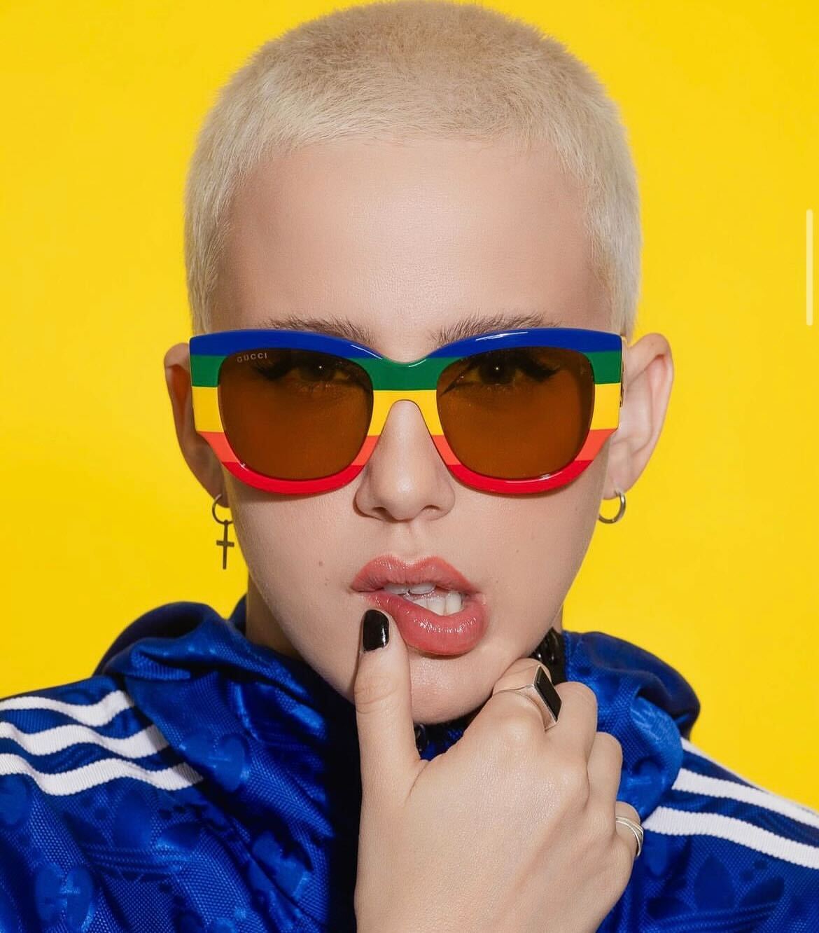 Marcella Rica posa com óculos com as cores da bandeira LGBTQIAPN+ Reprodução Instagram/ GigiDias