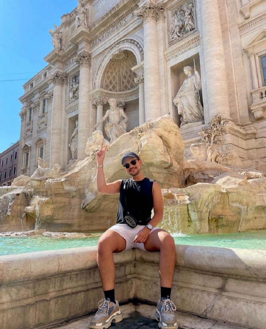 O estudante Denis Pascoal em viagem pela Europa.. Foto: Arquivo pessoal