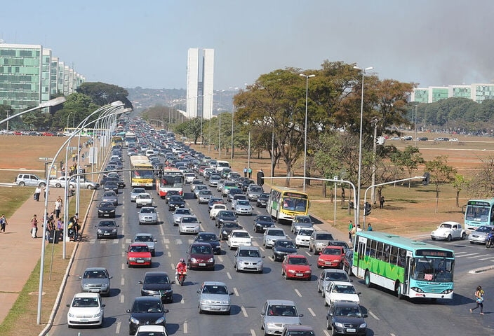 Por isso, o Distrito Federal tem funções que seriam de estados e municípios. Um governador é eleito a cada quatro anos, na mesma época em que, por todo o Brasil, os eleitores votam em governadores de estado, deputados e senadores. Reprodução: Flipar