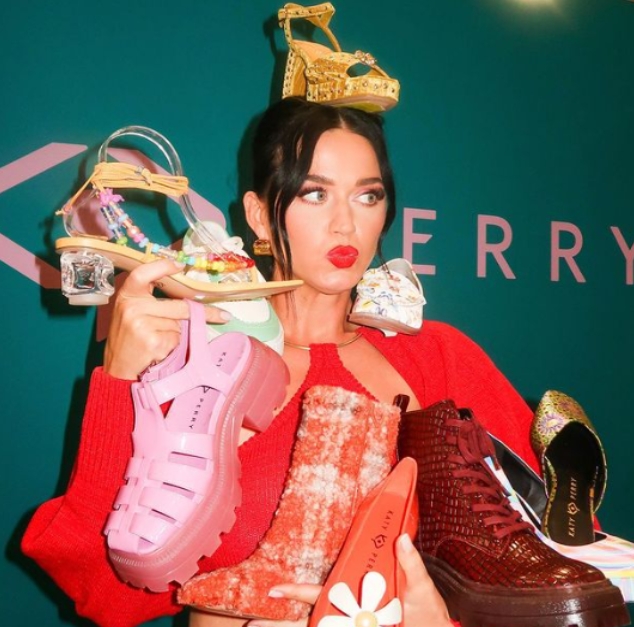 A cantora americana Katy Perry, nascida em 1984, se chama Katheryn Elizabeth Hudson. Para evitar confusões com a atriz Kate Hudson e garantir identidade própria, Katy (apelido) adotou o sobrenome Perry, nome de solteira de sua mãe.  Reprodução: Flipar