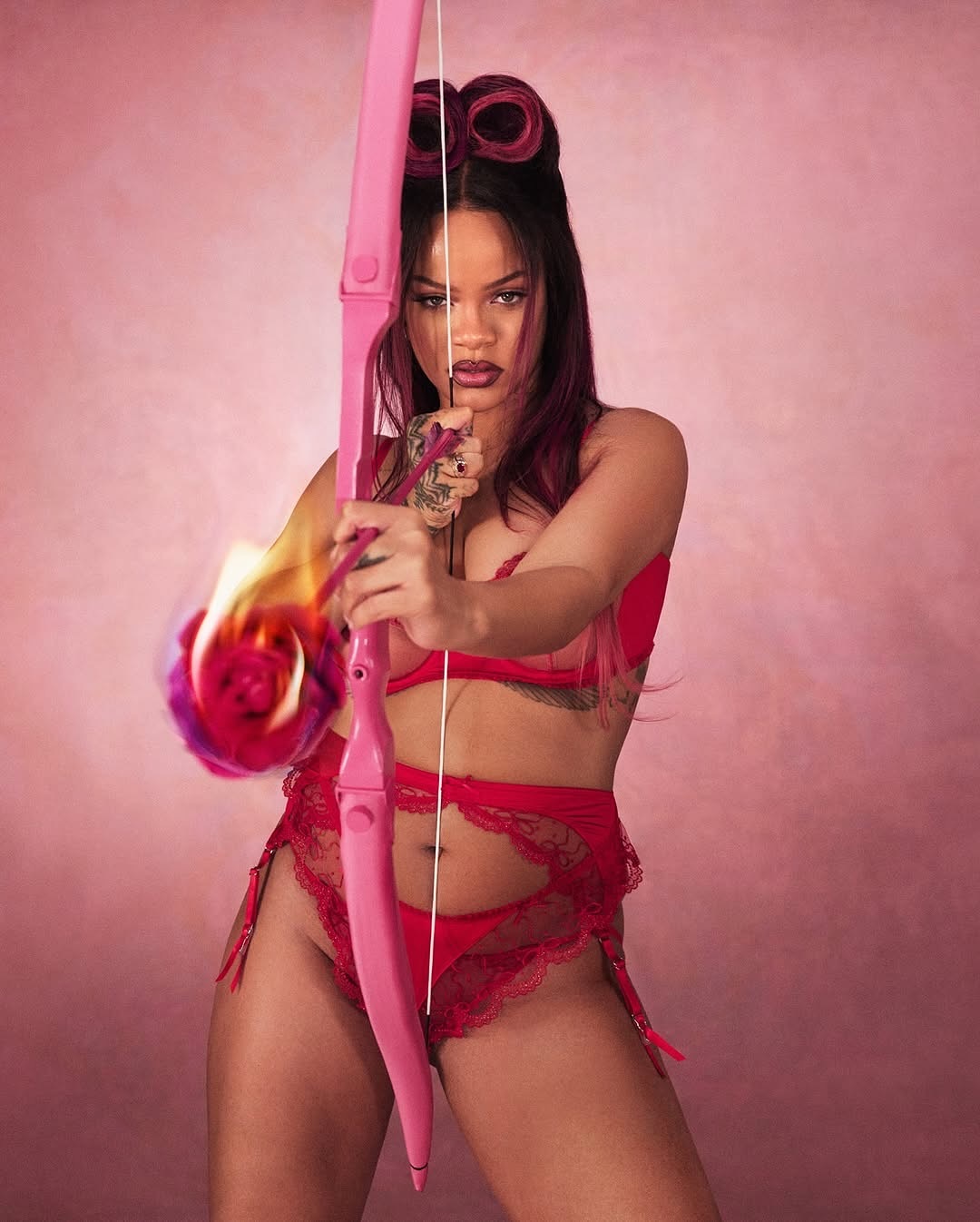 Rihanna posa com lingerie vermelha transparente Instagram