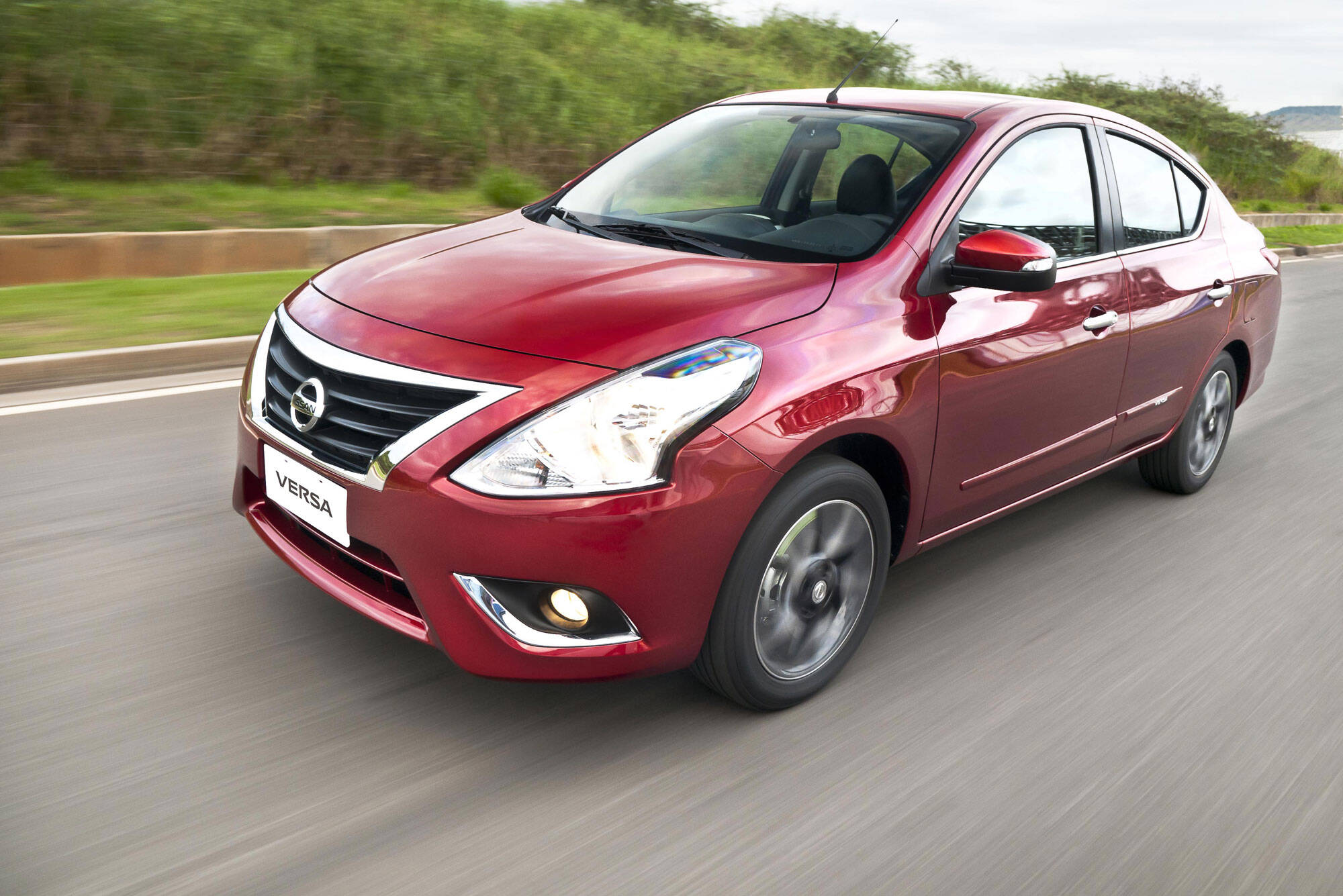 Nissan March e Versa CVT. Foto: Divulgação/Nissan