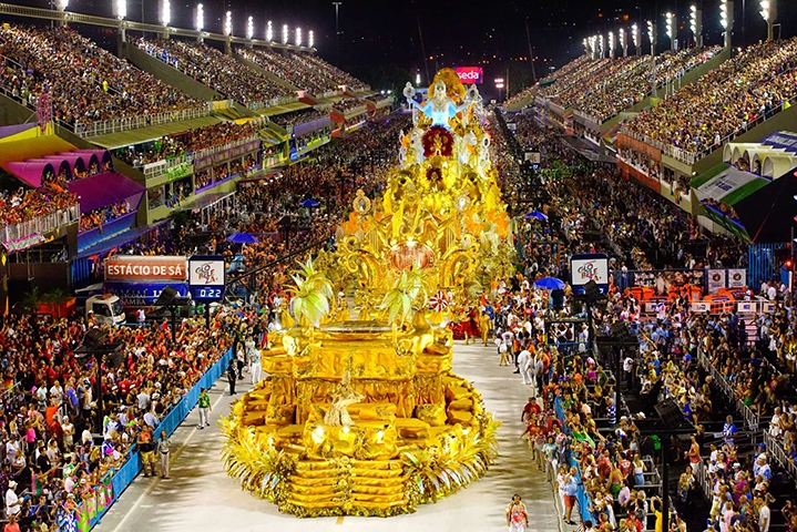 Sabendo da importância do evento para o público, as escolas de samba não economizam em investimento e também em ideias na hora do desfile.