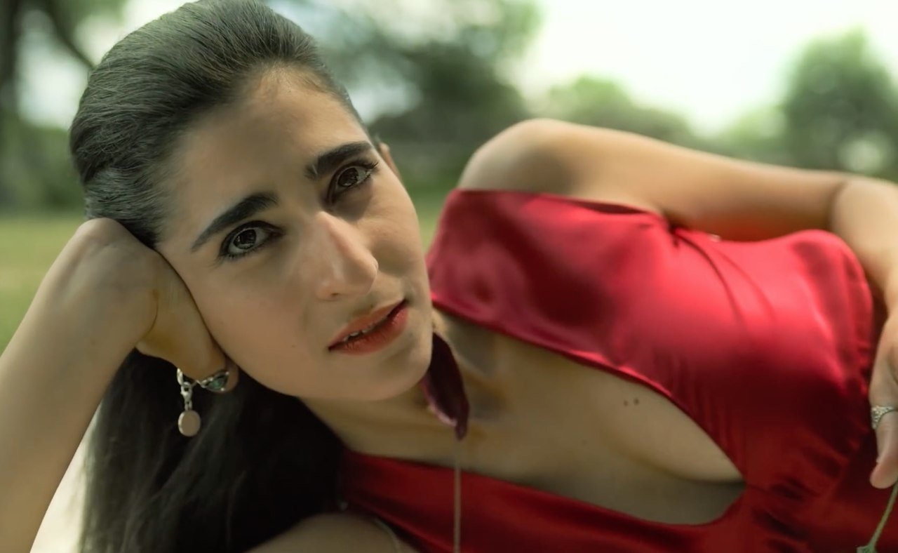 Resposta correta: a) Ágata Giménez.  Interpretada pela atriz espanhola de origem cigana Alba Flores  Reprodução: Flipar