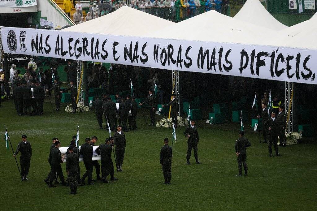 Tenda no gramado da Arena Condá onde ficaram os caixões e os familiares das vítimas. Foto: Ministério do Esporte