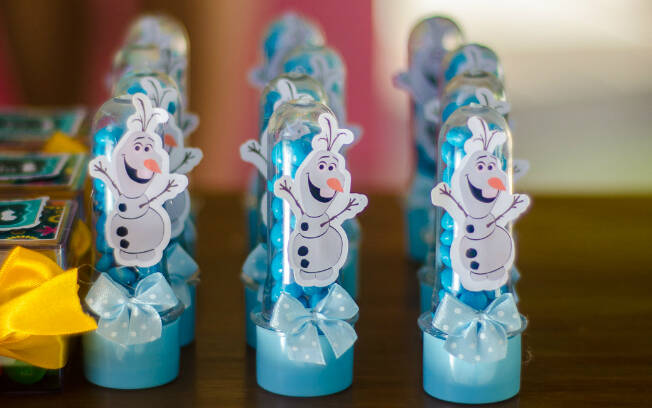 O famoso boneco de neve Olaf pode estar presente nas lembrancinhas. Foto: Divulgação/Cris Dias Fotografia