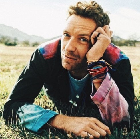 Chris Martin: O vocalista do Coldplay compartilhou que o consumo de bebidas alcoólicas lhe causava sentimentos negativos. Reprodução: Flipar