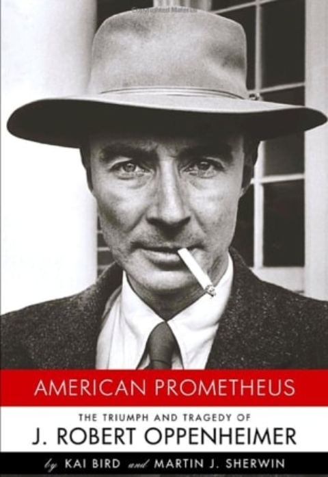 A produção é inspirada no livro ‘American Prometheus’,  biografia do físico J. Robert Oppenheimer, o criador da bomba atômica que devastou as cidades de Hiroshima e Nagasaki, no Japão, durante a Segunda Guerra Mundial . E liderou a lista de indicações ao Oscar: 13 ao todo. Reprodução: Flipar