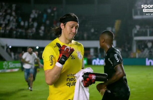 Na partida da Copa do Brasil, torcedores do Santos praticaram atos de selvageria e o goleiro Cássio chegou a ser agredido por um homem que invadiu o gramado. - Foto: Reprodução