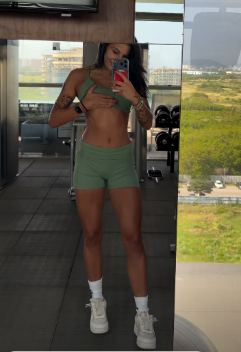 Ana Castela exibe abdômen definido em treino funcional intenso. Foto: Instagram