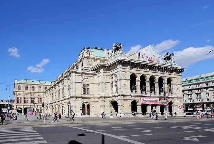 Vienna State Opera - Viena - Áustria. Inaugurada em 1869 com a estreia de Don Giovanni de Mozart, a casa é famosa por sua arquitetura e programação de alto nível. Oferece uma rica variedade de produções, atraindo visitantes e amantes da música de todo o mundo. Reprodução: Flipar