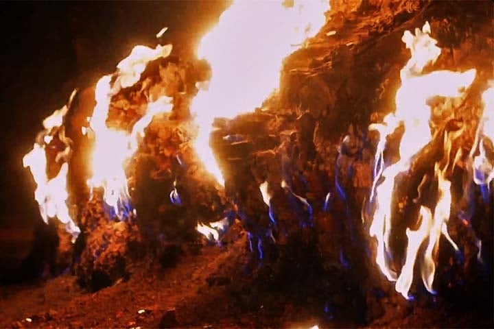 Para civilizações antigas, porém, o fogo eterno não era apenas um fenômeno natural, mas uma manifestação divina. Reprodução: Flipar