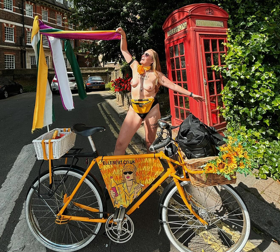 Mulher tirou várias fotos em pontos turísticos de Londres Instagram