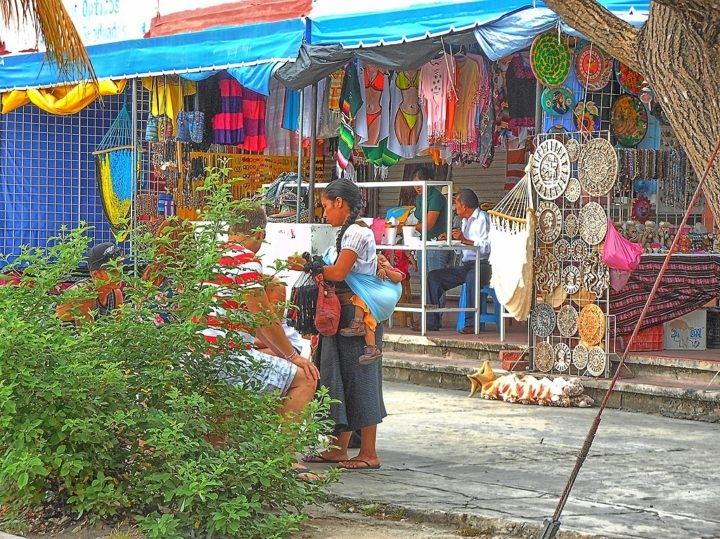 A Zona Hoteleira abriga a maioria dos shopping centers e lojas, enquanto o centro da cidade é bem famoso pelos mercados de artesanato locais. Reprodução: Flipar