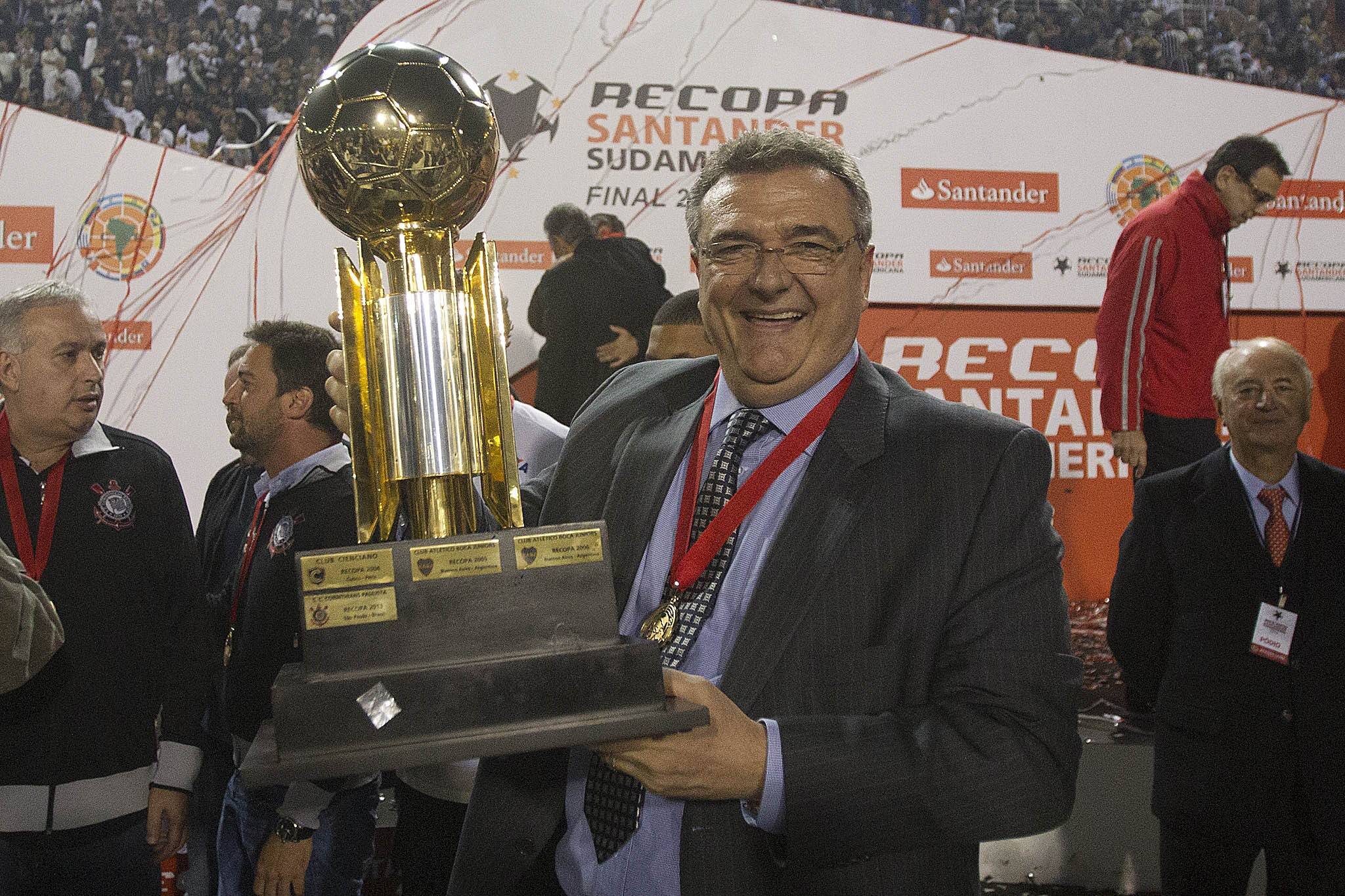 Mario Gobbi com a taça da Recopa. Foto: Daniel Augusto Jr/Ag. Corinthians