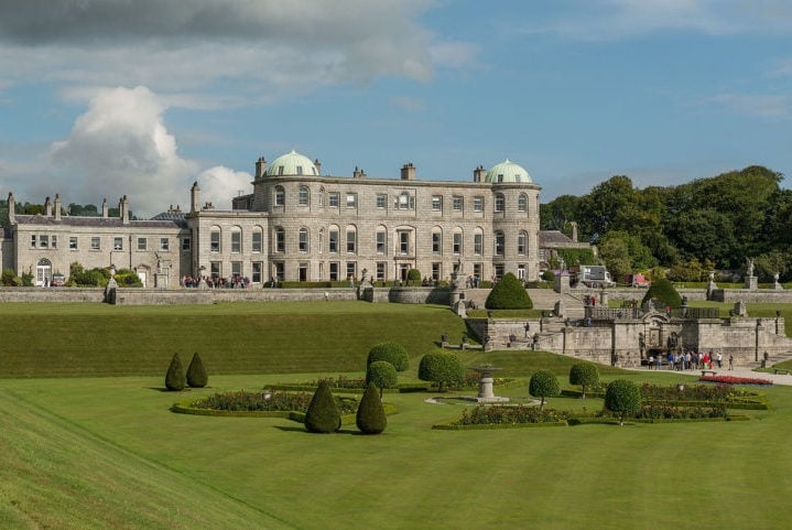 Powerscourt House (Wicklow, Irlanda): Apesar de ter sido construído no século 13, a aparência atual da casa e dos jardins é resultado de uma extensa reforma e repaginação no século 18. Os jardins de Powerscourt, ocupando 19 hectares, são considerados um dos mais belos da Europa. Reprodução: Flipar