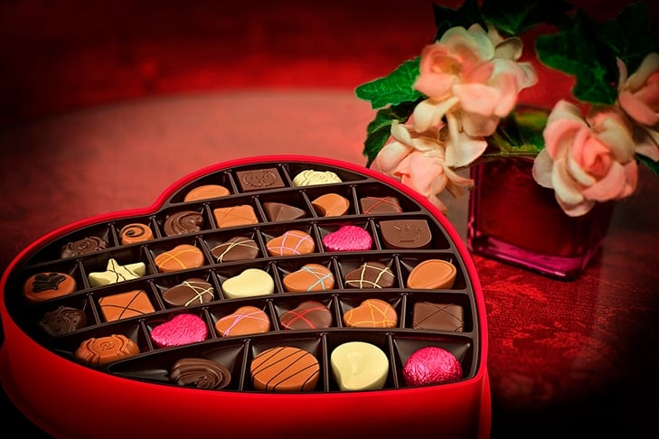 Uma curiosidade é a caixa de bombons em forma de coração, que várias lojas de chocolate mantêm ao longo do ano, mas com maior capricho para o Dia dos Namorados. Você sabe quem inventou esse tipo de presente?  Reprodução: Flipar