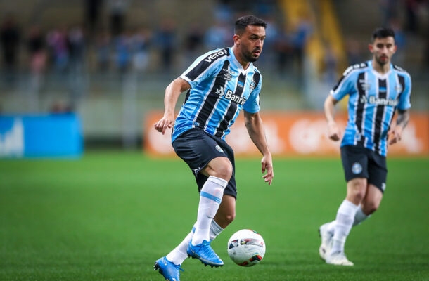 VILLASANTI - Muito discreto. E deveria tentar aparecer um pouco mais no apoio quando o time tinha a bola. NOTA 5,5 - Foto:  Lucas Uebel/Gremio